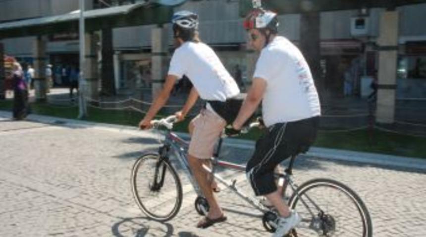 Engeliller pedal &ccedil;evirirken bir yandan da kendi belgesellerini &ccedil;ekiyor