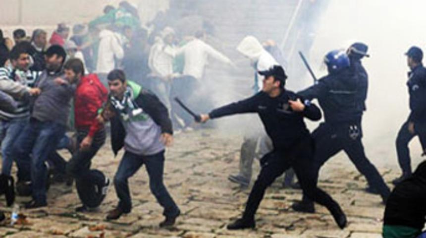 Bursa'da 25 holigan g&ouml;zaltında