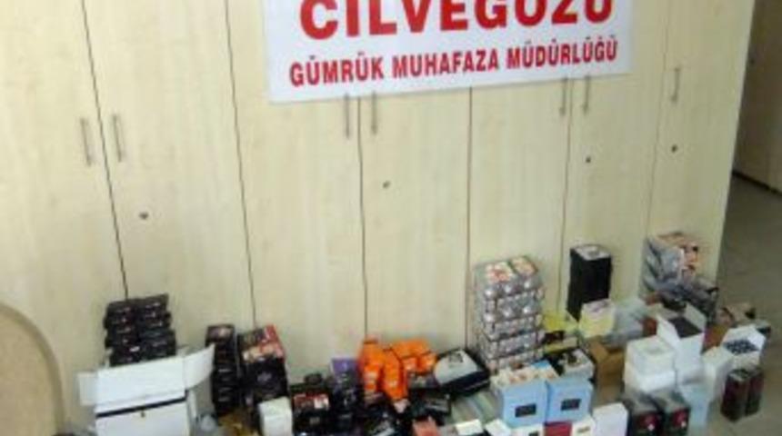 G&uuml;mr&uuml;k kapısında ka&ccedil;ak kozmetik malzeme ele ge&ccedil;irildi