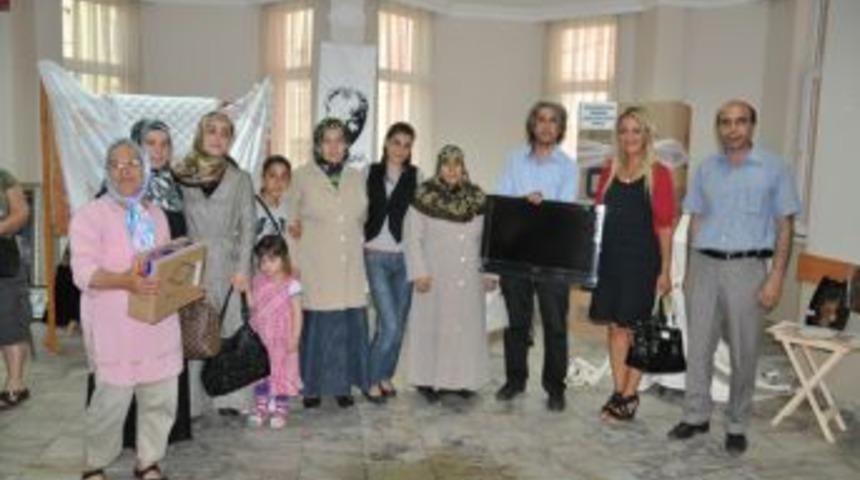 Şanslı kursiyerler &ouml;d&uuml;llerini aldı