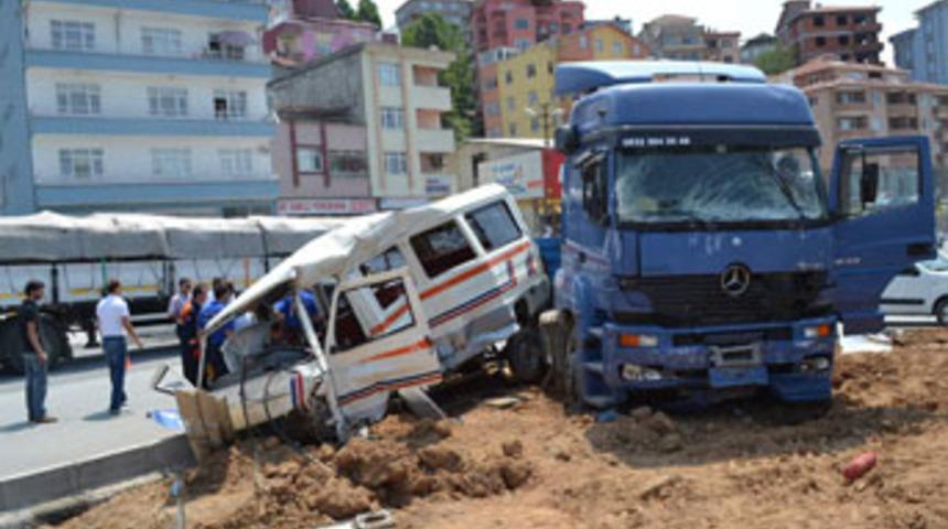 TIR ile minib&uuml;s &ccedil;arpıştı; 2 &ouml;l&uuml;, 6 yaralı