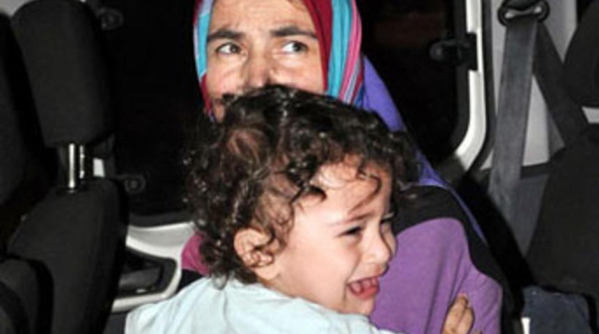 2 yaşındaki oğluyla sokağa atıldı