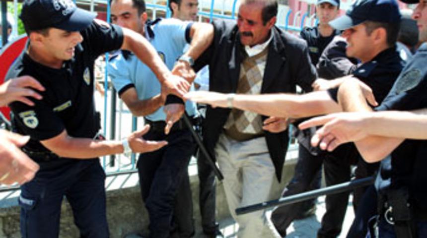 Adliye &ouml;n&uuml;nde kavga: 14 yaralı