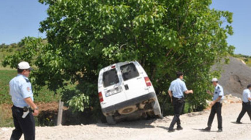 Kadın s&uuml;r&uuml;c&uuml; ağaca &ccedil;arptı