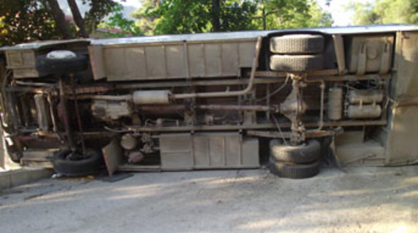 Yolcu midib&uuml;s&uuml; devrildi; 2 &ouml;l&uuml;, 10 yaralı