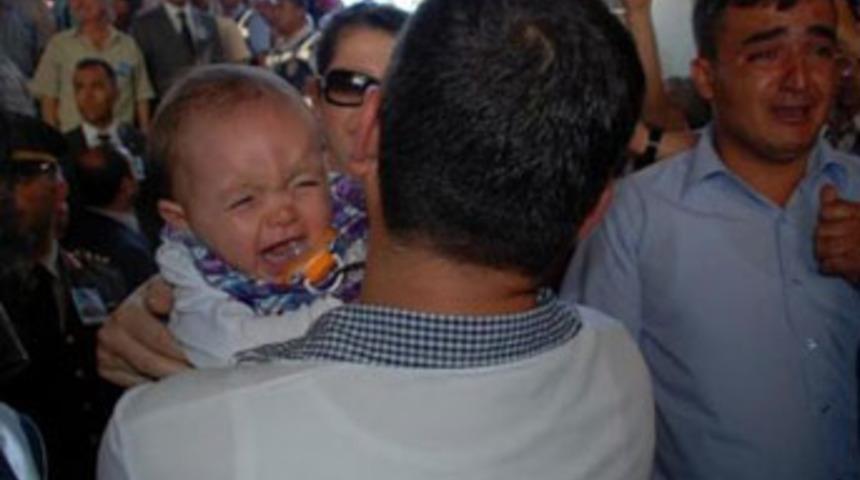 Şehit polisin bebeği y&uuml;rekleri dağladı