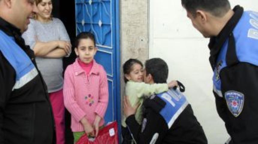 Gaziantep polisinden başarılı &ouml;ğrencilere kıyafet yardımı