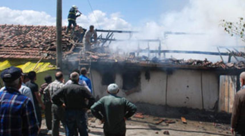 İki katlı ahşap ev yandı