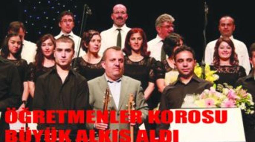 &Ouml;ğretmenler korosu b&uuml;y&uuml;k alkış aldı