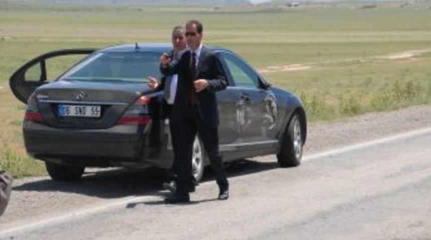 İran'a giden Erzurum Valisi &Ouml;zt&uuml;rk'&uuml;n konvoyunda trafik kazası