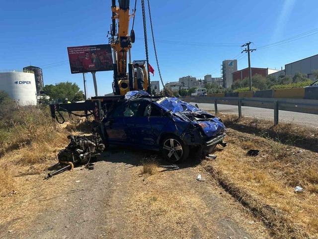 İzmir’de otomobil akarsu havzasına uçtu: 1 ölü, 2 yaralı 2