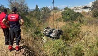 İzmir&rsquo;de otomobil akarsu havzasına u&ccedil;tu: 1 &ouml;l&uuml;, 2 yaralı
