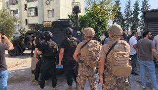 Adana'da hareketli anlar! Yakalanacağını anlayınca el bombası alıp kendisini eve kilitledi
