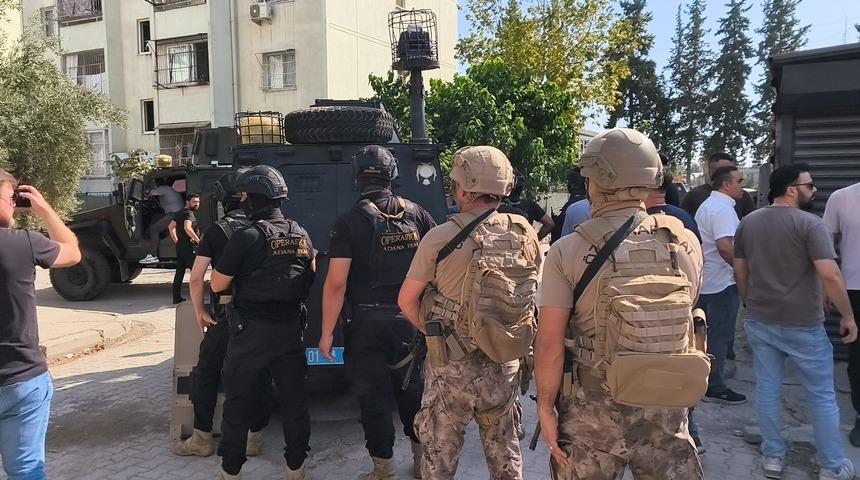 Adana'da hareketli anlar! Yakalanacağını anlayınca el bombası alıp kendisini eve kilitledi