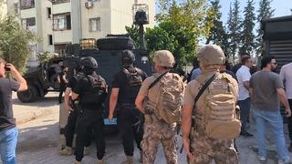 Adana'da hareketli anlar! Yakalanacağını anlayınca el bombası alıp kendisini eve kilitledi