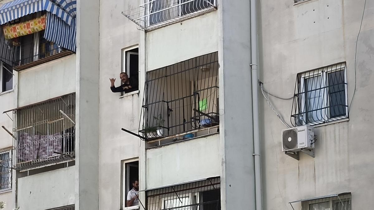 Adana da hareketli anlar! Yakalanacağını anlayınca el bombası alıp kendisini eve kilitledi 2
