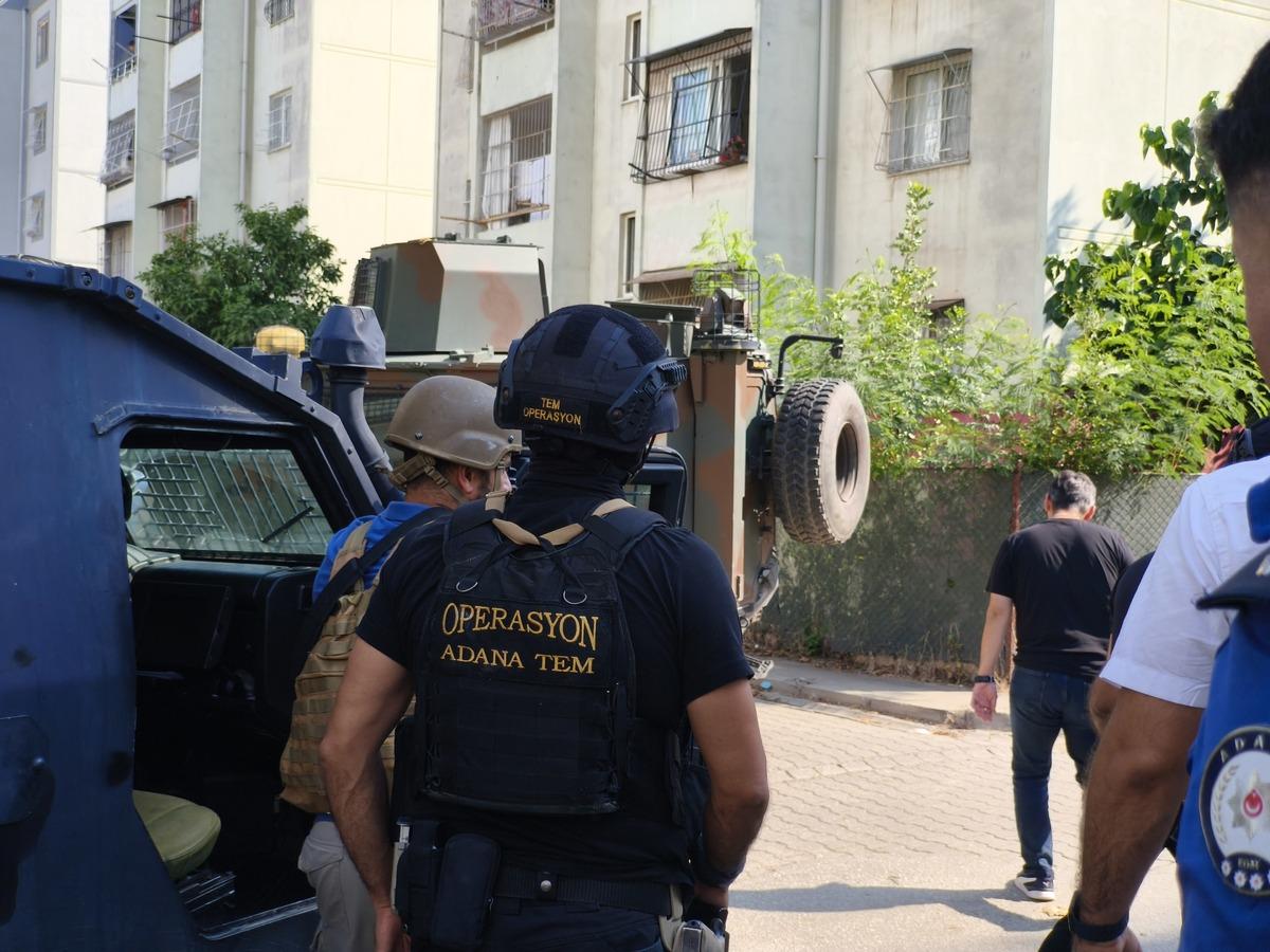Adana da hareketli anlar! Yakalanacağını anlayınca el bombası alıp kendisini eve kilitledi 1