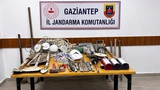 Define bulmak için ormanlık alanda kazı yapan 4 şahıs yakalandı