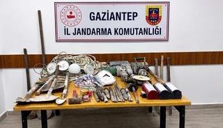 Define bulmak i&ccedil;in ormanlık alanda kazı yapan 4 şahıs yakalandı