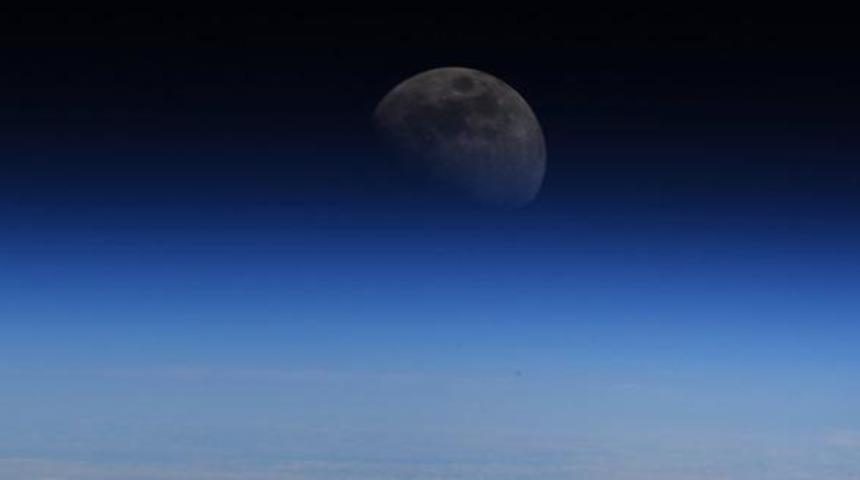 Ay'a Dünya yörüngesinden bakış