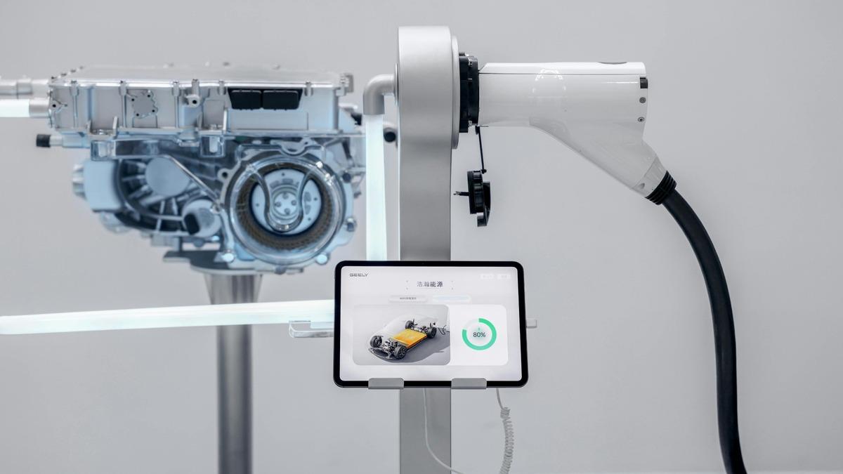 Elektrikli otoda ultra hızlı şarj dönemi! İstasyondan yakıt almak kadar kısa sürüyor 4