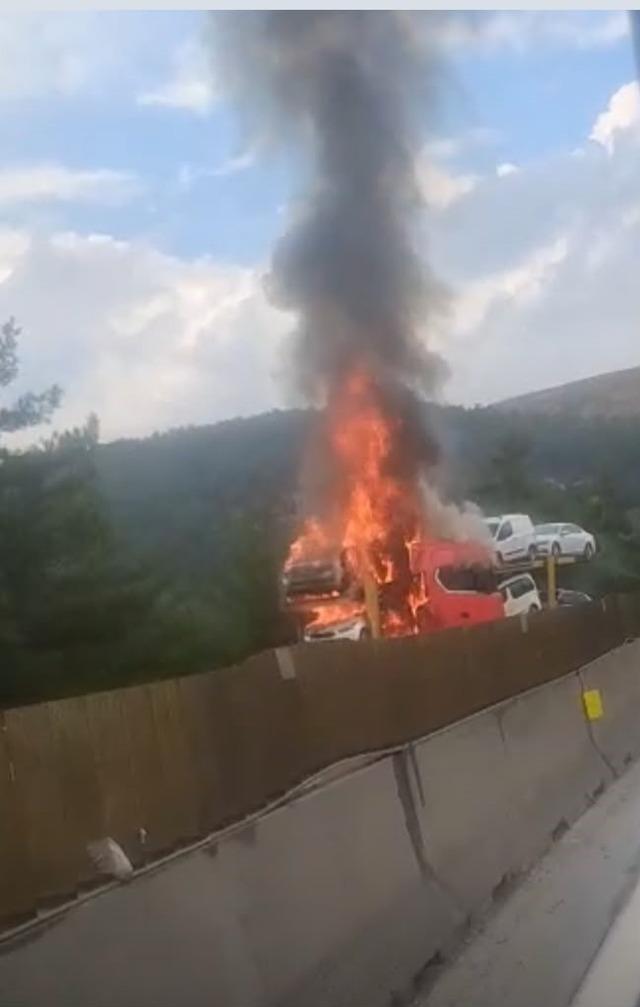 Otoyolda otomobil taşıyan tırda yangın 1