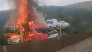 Otoyolda otomobil taşıyan tırda yangın