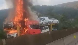 Otoyolda otomobil taşıyan tırda yangın