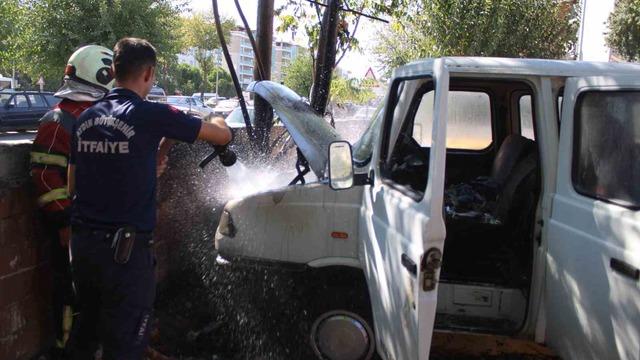Park halindeki kamyonette yangın çıktı