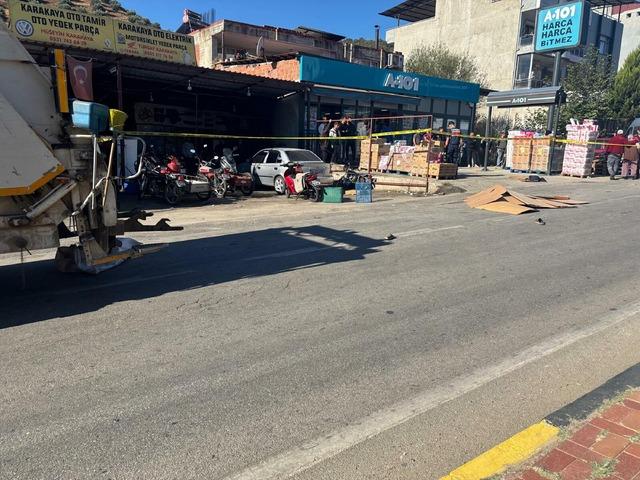 Kamyonun altında kalarak can verdi! Manisa da feci kaza kamerada 1