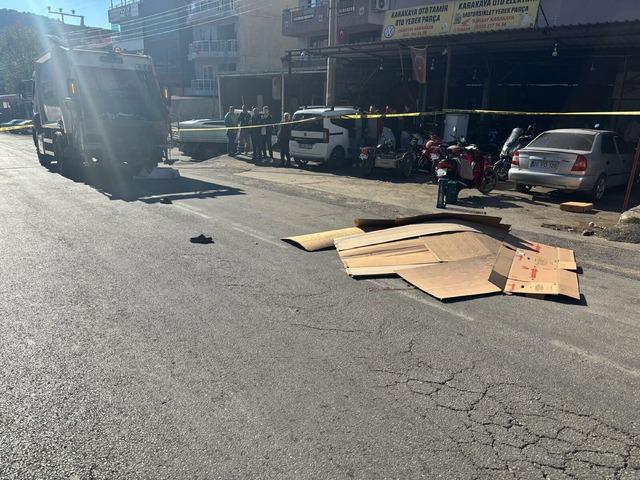 Kamyonun altında kalarak can verdi! Manisa da feci kaza kamerada 5