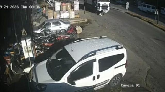 Kamyonun altında kalarak can verdi! Manisa'da feci kaza kamerada