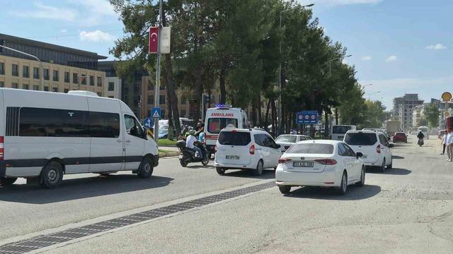 Adıyaman&rsquo;da otomobil ile motosiklet &ccedil;arpıştı: 1 kişi yaralandı 1