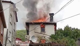 Kastamonu&rsquo;da iki katlı ev alev alev yandı