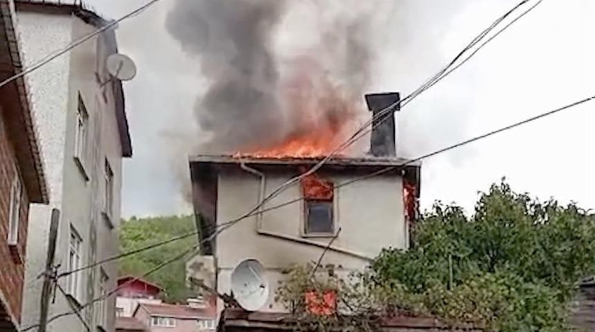 Kastamonu&rsquo;da iki katlı ev alev alev yandı