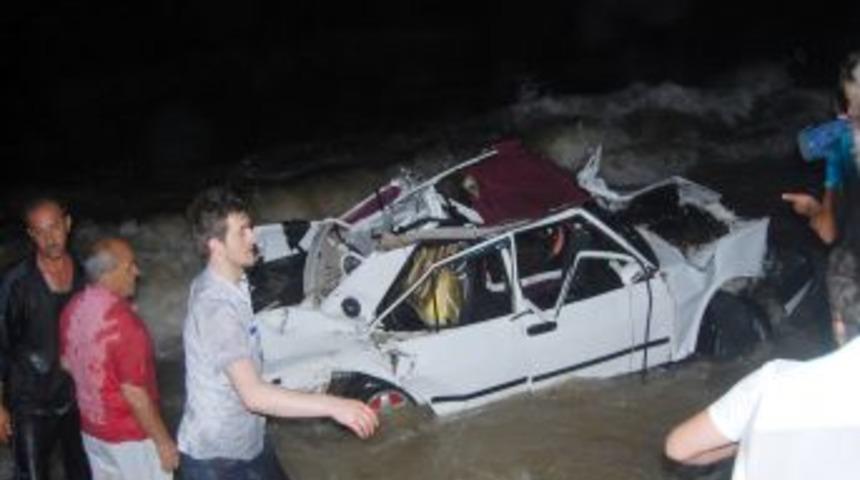 Otomobil denize d&uuml;şt&uuml;: 1 &ouml;l&uuml;, 4 yaralı
