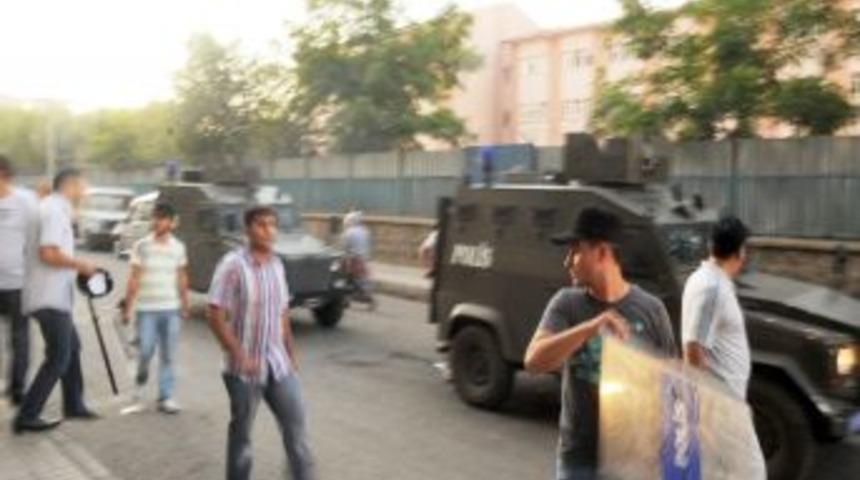 Polis, Diyarbakır'da PKK sempatizanlarına m&uuml;dahale etti