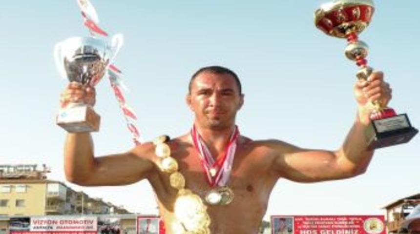 Ali G&uuml;rb&uuml;z, Elmalı g&uuml;reşlerinde başpehlivanlığını tescilledi