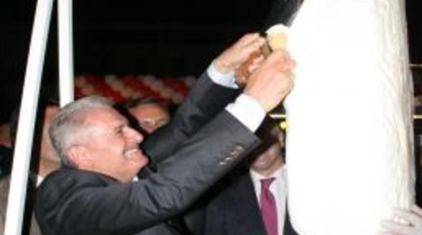 Bakan Yıldırım, satırla Maraş dondurması kesti