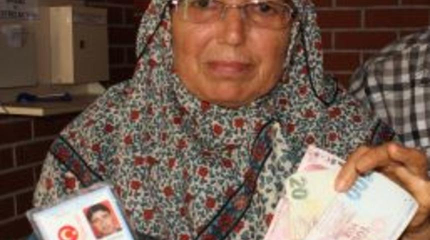 Yaşlı kadın otob&uuml;ste bulduğu c&uuml;zdanı polise teslim etti