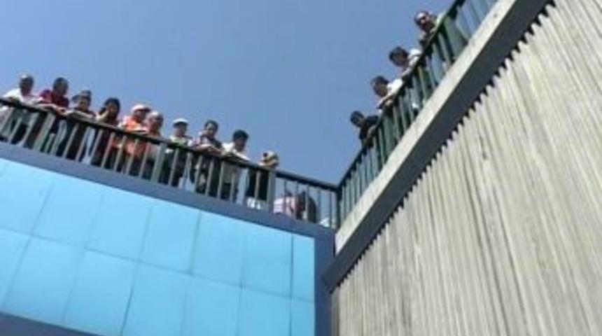 Ayrılmak &uuml;zere olduğu eşine kızdı, k&ouml;pr&uuml;den aşağı atladı