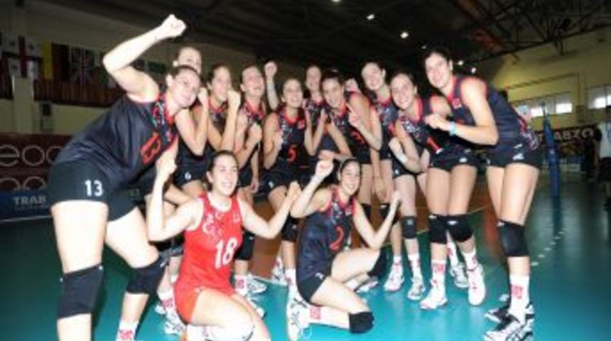 Kadın Voleybolcular Bel&ccedil;ika'yı ezdi ge&ccedil;ti...