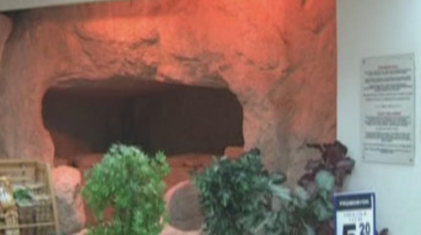 S&uuml;permarket i&ccedil;inde antik mezar