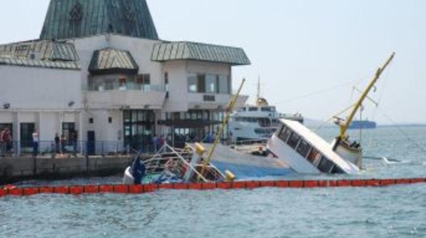 İzmir'de batan yolcu vapurundan 10 ton mazot döküldü