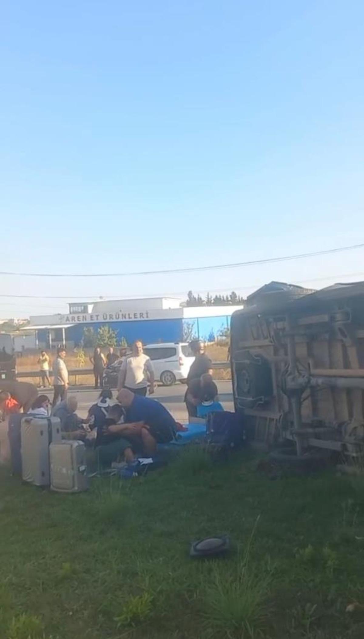 Antalya da tur minibüsü, kamyonet ve otomobil çarpıştı: 15 i turist 17 yaralı 1