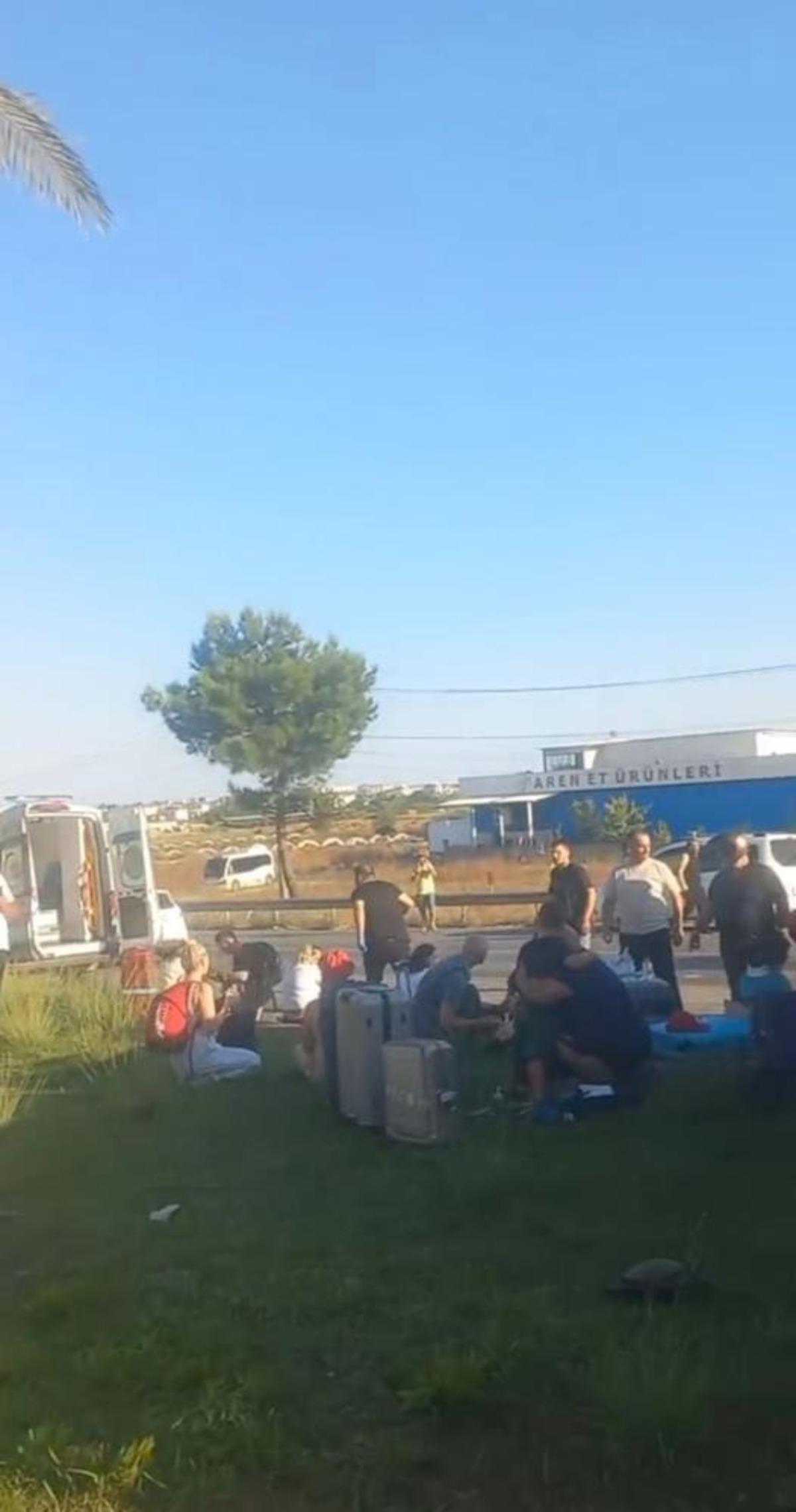 Antalya da tur minibüsü, kamyonet ve otomobil çarpıştı: 15 i turist 17 yaralı 2