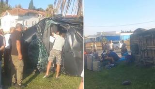 Tur minib&uuml;s&uuml;, kamyonet ve otomobil &ccedil;arpıştı: 15'i turist 17 yaralı