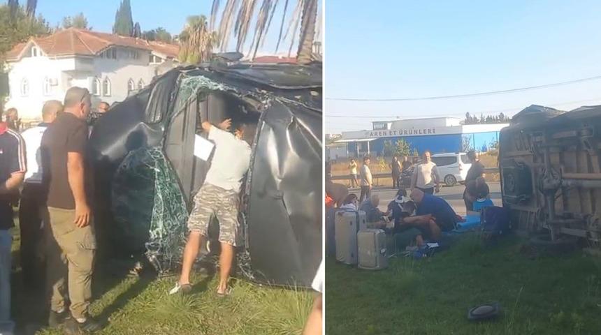 Antalya'da tur minib&uuml;s&uuml;, kamyonet ve otomobil &ccedil;arpıştı: 15'i turist 17 yaralı