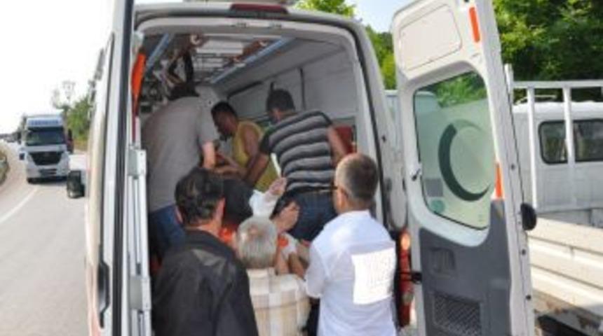 Saman y&uuml;kl&uuml; kamyon devrildi: 2 yaralı