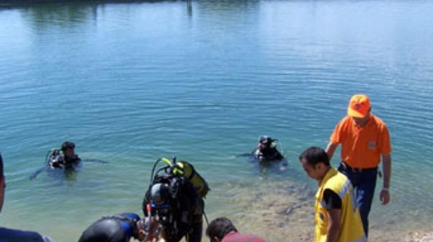 Serinlemek için baraja giren 2 kadın boğuldu